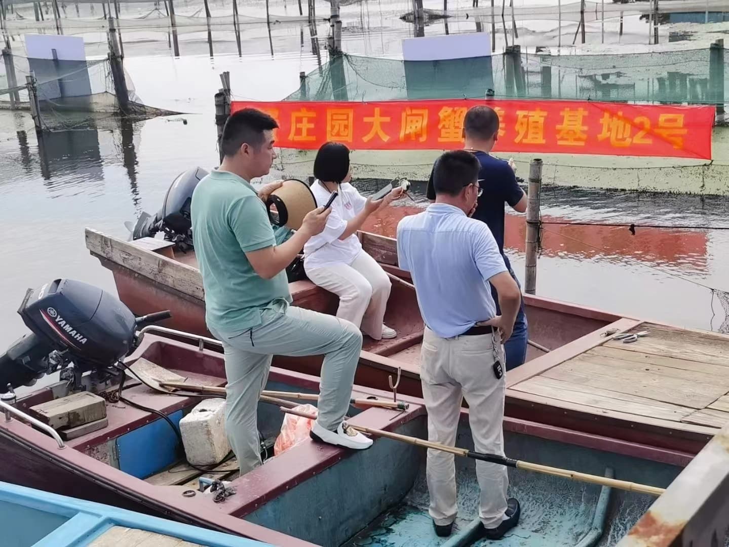 蟹庄园团队在养殖基地塘口验蟹