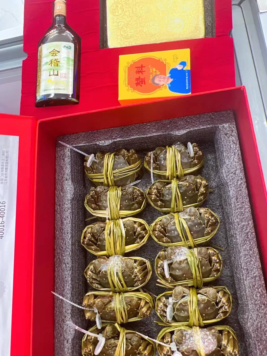 礼盒保温箱内活蟹与黄酒、蘸料搭配